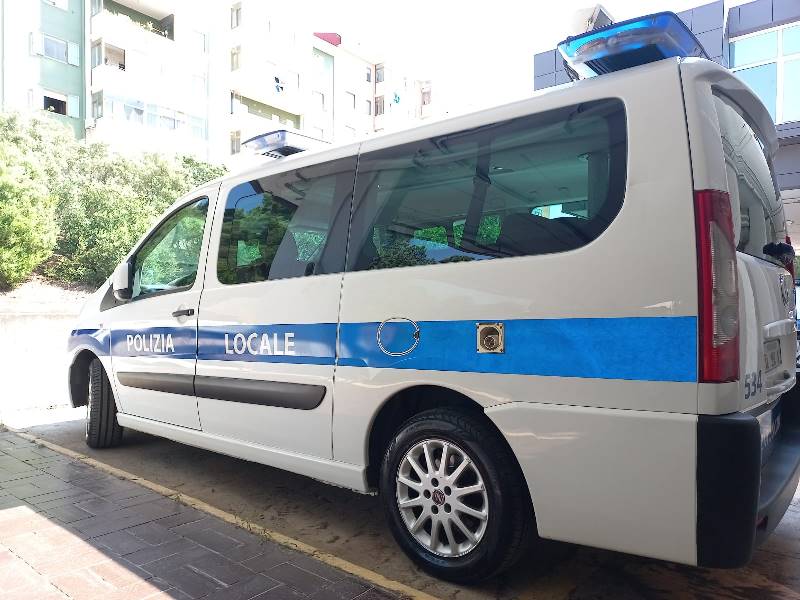 Agli arresti domiciliari ma in giro con la moto, senza patente, revisione ed RCA