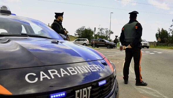 Carabinieri durante un posto di blocco