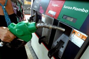 Caro carburanti, Eni: “Da lunedì un tetto ai prezzi di benzina e gasolio per 30 giorni”