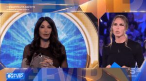 Gaffe al Gf Vip, Ilary Blasi sbaglia il numero delle regioni italiane: “Sono 21”