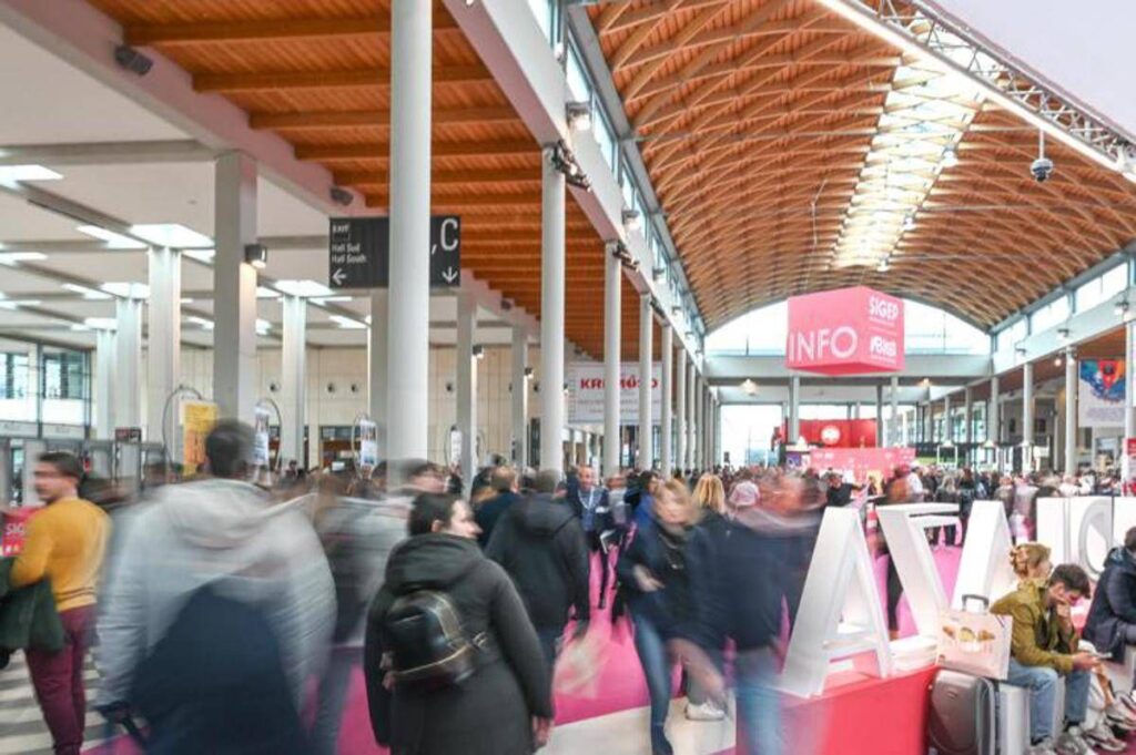Lavoro: 77% dei business traveller italiani fa i conti con l’overtourism, è problema anche per trasferte aziendali