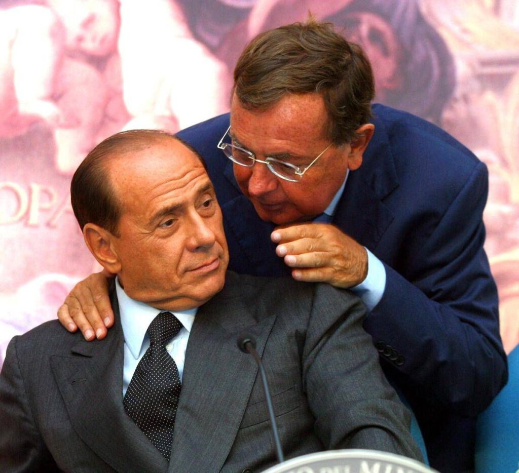 Silvio Berlusconi e le tasse, la promessa di abbassarle a tutti e l’eredità raccolta da Forza Italia