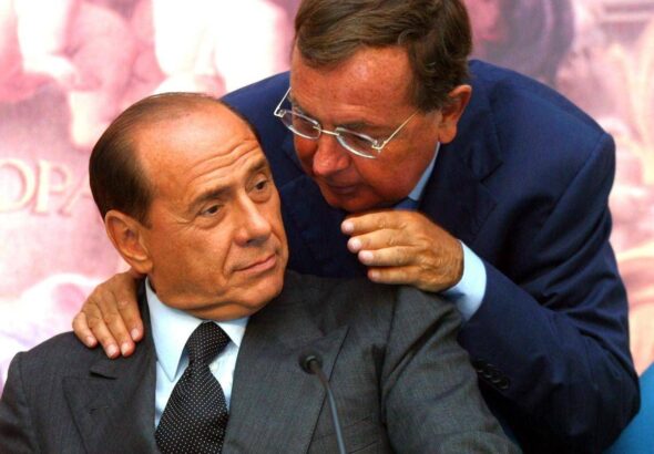 Silvio Berlusconi e le tasse, la promessa di abbassarle a tutti e l’eredità raccolta da Forza Italia
