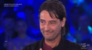 Simone Annicchiarico squalificato dal Gf Vip, le scuse in diretta: “Mi sono sentito tradito da me stesso”