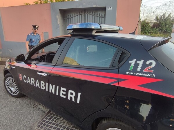 carabinieri-e-auto-durante-controlli-davanti-ad-una-abitazione