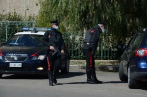 Carabinieri durante un posto di blocco