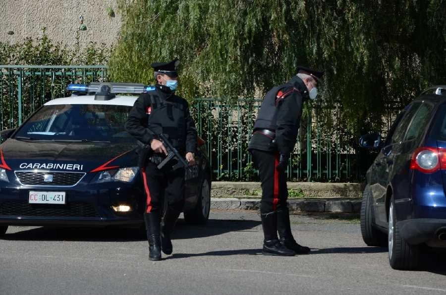 Carabinieri durante un posto di blocco