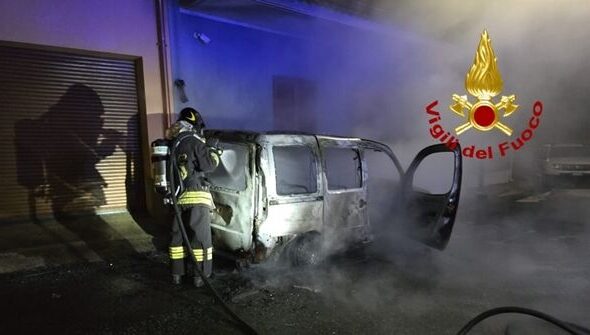 Vigili-del-fuoco-incendo-auto-a-Sili