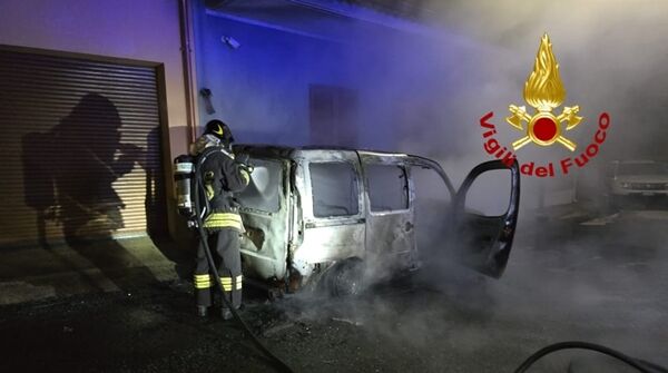 Vigili-del-fuoco-incendo-auto-a-Sili