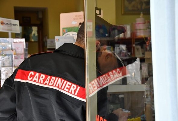 carabinieri negozio