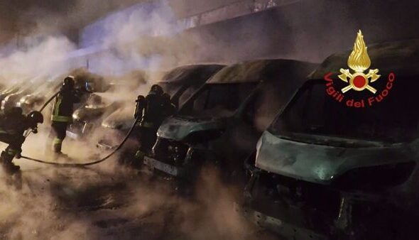 Elmas, incendio, via Cettolini, Vigili del Fuoco, Cagliari, 11 furgoni, azienda logistica, zona industriale, automezzi, danni, cronaca Sardegna, intervento Vigili del Fuoco